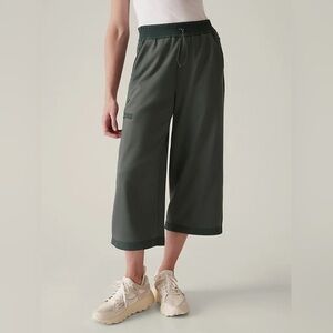 NWT Athleta Triumph Hybrid Wide Leg Crop Bali Green size S